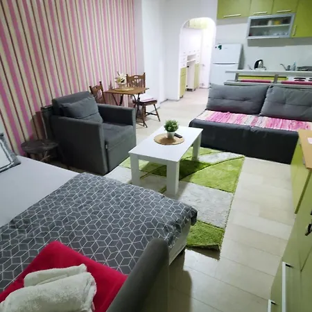 Apartment Xxxx *